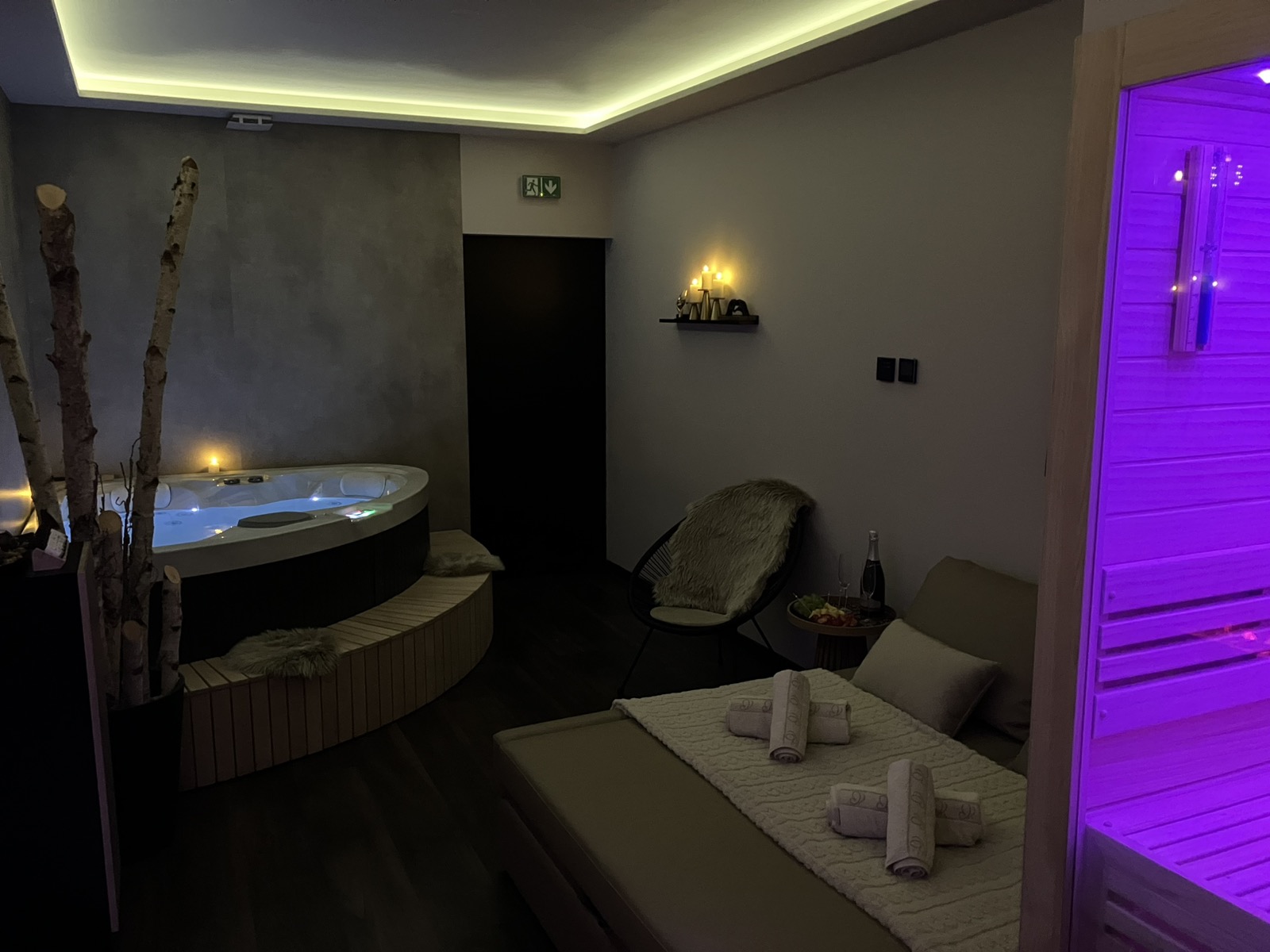 Zasebna SPA oaza salona Orient z masažno kopeljo, savno in počivalnikoma